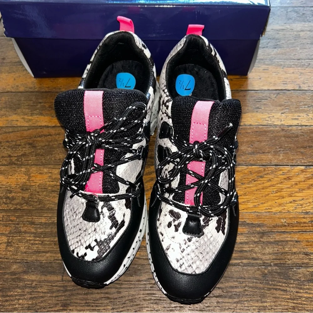 NEW Madden Girl Black and White Akima Sneakers with Pink Highlights - Picture 3 of 3